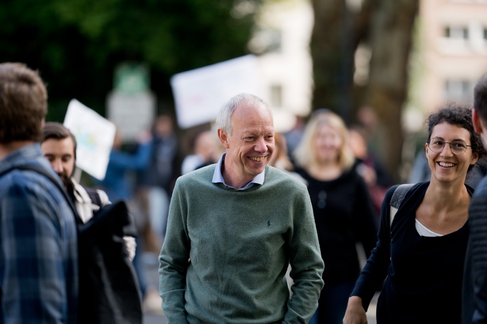 GLS Bank-Vorstandssprecher Thomas Jorberg beim Klimastreik 2019. Weiterer Text über ots und www.presseportal.de/nr/64894 / Die Verwendung dieses Bildes ist für redaktionelle Zwecke honorarfrei. Veröffentlichung bitte unter Quellenangabe: