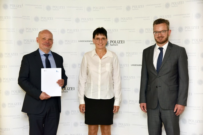 Der Präsident des LKA Sachsen Petric Kleine, die FIU Verbindungsbeamtin im LKA Sachsen Ines Finkler, der Leiter der FIU Christof Schulte Weiterer Text über ots und www.presseportal.de/nr/120080 / Die Verwendung dieses Bildes ist für redaktionelle Zwecke honorarfrei. Veröffentlichung bitte unter Quellenangabe: