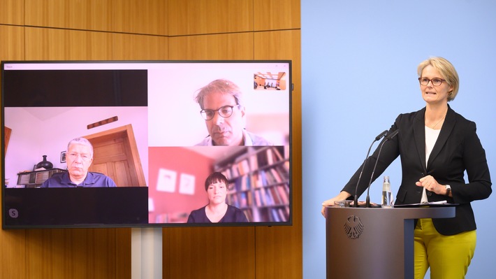 Bundesforschungsministerin Anja Karliczek zum Start des Forschungsinstituts Gesellschaftlicher Zusammenhalt. Zugeschaltet waren Frau Professorin Deitelhoff, Herr Professor Groh-Samberg sowie Herr Professor Middell. Weiterer Text über ots und www.presseportal.de/nr/67245 / Die Verwendung dieses Bildes ist für redaktionelle Zwecke honorarfrei. Veröffentlichung bitte unter Quellenangabe: