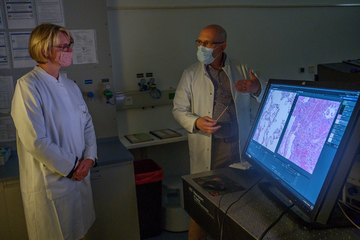 Bundesforschungsministerin Anja Karliczek lässt sich von Prof. Dr. Andreas Hocke Aufnahmen von Lungengewebe erläutern. Weiterer Text über ots und www.presseportal.de/nr/67245 / Die Verwendung dieses Bildes ist für redaktionelle Zwecke honorarfrei. Veröffentlichung bitte unter Quellenangabe: