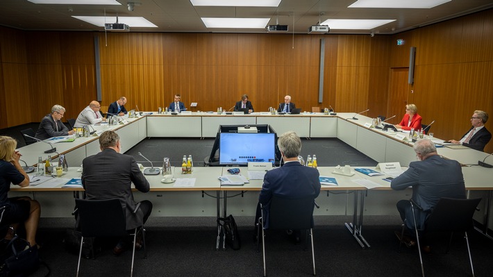 Blick in die Sitzung des Leitungsgremiums der Plattform Industrie 4.0. Diese wurde geleitet von Bundesforschungsministerin Anja Karliczek und Bundeswirtschaftsminister Peter Altmaier - Plattform Industrie 4.0 stellt Positionspapier