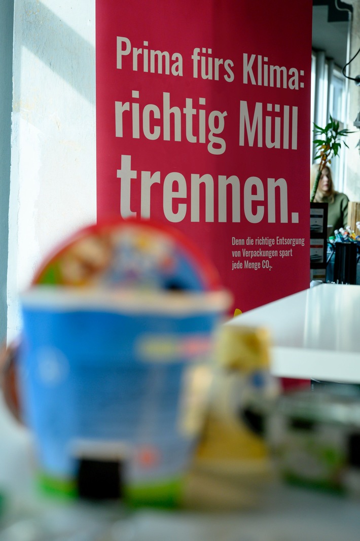 Der von den Vereinten Nationen ins Leben gerufene Internationale Tag der Umwelt erinnert jedes Jahr am 5. Juni an die Bedrohung der biologischen Vielfalt und Stabilität der Umwelt. Er fordert ökologische Verantwortung von Menschen rund um den Planeten. Mit der richtigen Mülltrennung können Verbraucherinnen und Verbraucher einen wertvollen Beitrag zum Umweltschutz leisten. Indem Materialien recycelt und in den Wertstoffkreislauf zurückgeführt werden, kann der Ressourcenverbrauch und der CO2-Ausstoà reduziert und die Umwelt entlastet werden. Weiterer Text über ots und www.presseportal.de/nr/142102 / Die Verwendung dieses Bildes ist für redaktionelle Zwecke honorarfrei. Veröffentlichung bitte unter Quellenangabe: