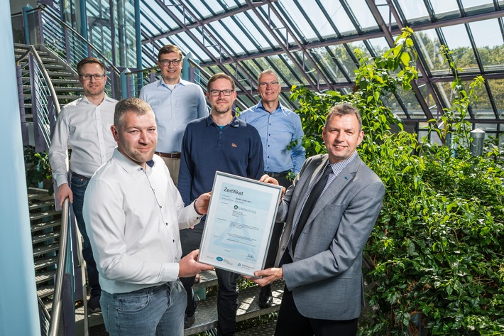 MeteoViva ISO27001 Zertifikatübergabe.
Personen v.l.n.r Timo Doersam, Felix Haferkorn, Dr. Jan Scheffler, Hauke Chakanga, Dr. Stefan Hardt, alle MeteoViva, Herbert Merkens, TÜV Rheinland
Foto: DANIEL ELKE / Weiterer Text über ots und www.presseportal.de/nr/132957 / Die Verwendung dieses Bildes ist für redaktionelle Zwecke honorarfrei. Veröffentlichung bitte unter Quellenangabe: