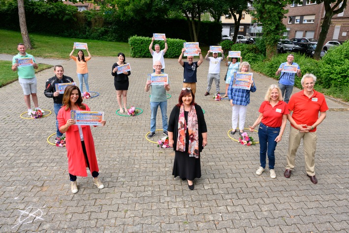Von links: Postcode Lotterie-Botschafterin Katarina Witt, Bezirksbürgermeisterin Elke Eschweiler, die Gründer der Soziallotterie Annemiek Hoogenboom und Boudewijn Poelmann und die Monatsgewinner in Aachen freuen sich über insgesamt 1 Million Euro. Weiterer Text über ots und www.presseportal.de/nr/41583 / Die Verwendung dieses Bildes ist für redaktionelle Zwecke honorarfrei. Veröffentlichung bitte unter Quellenangabe: