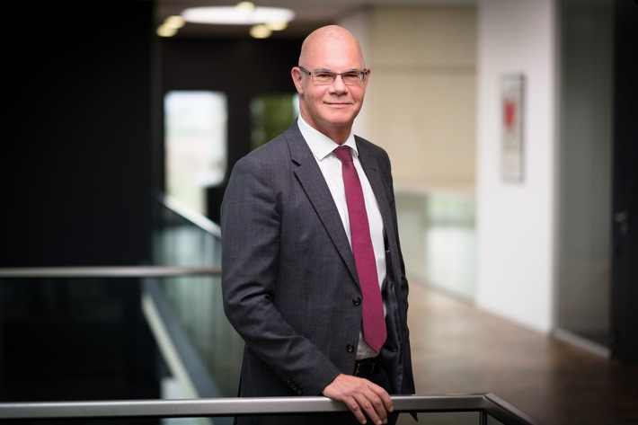 Karl-Peter Münkel, Geschäftsführer von K&P Computer, blickt auf 35 Jahre erfolgreiche Unternehmensgeschichte zurück (Quelle: K&P Computer) / Weiterer Text über ots und www.presseportal.de/nr/139318 / Die Verwendung dieses Bildes ist für redaktionelle Zwecke honorarfrei. Veröffentlichung bitte unter Quellenangabe: