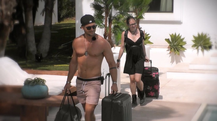 Eifersucht? Oder einfach schlichtes Staunen? Ein maennlicher Beauty sorgt für Spannungen bei ,,Beauty & The Nerd