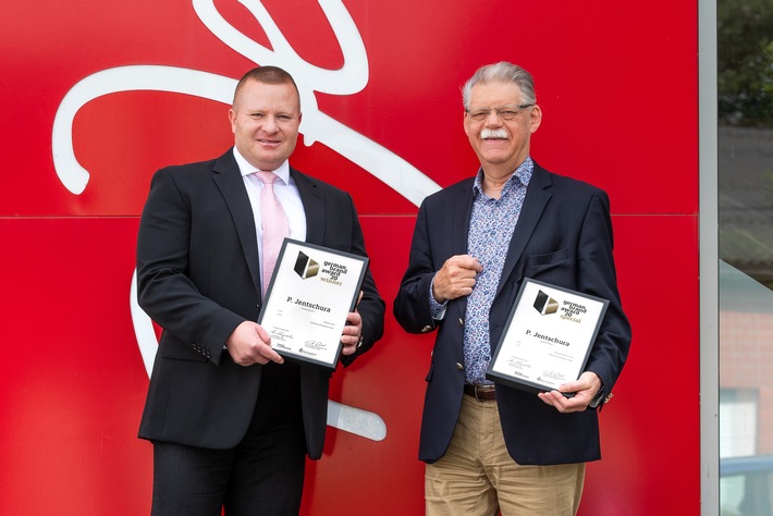 Unternehmensgründer Dr. h. c. Peter Jentschura und Marketingleiter Guyves Sarkhosh (l.) freuen sich über den