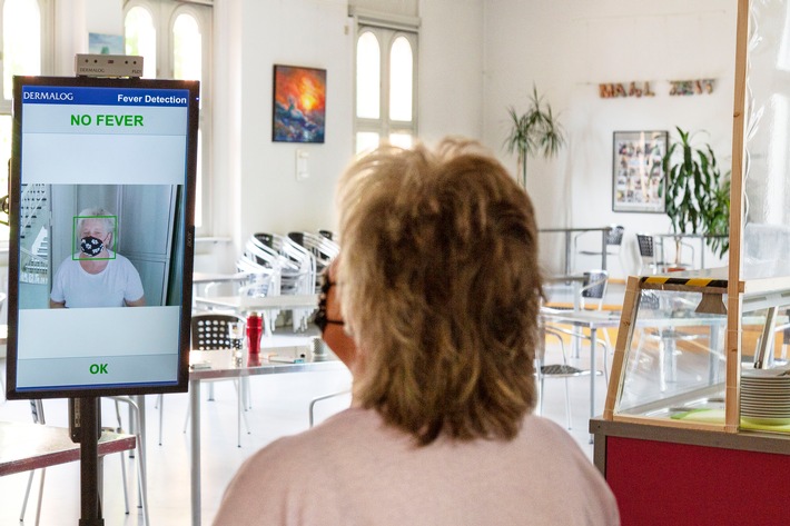 Am Eingang der Obdachlosentagesstätte MAhL ZEIT in Hamburg können Besucher und Angestellte die berührungslose Fieberkontrolle von DERMALOG durchführen. Weiterer Text über ots und www.presseportal.de/nr/8896 / Die Verwendung dieses Bildes ist für redaktionelle Zwecke honorarfrei. Veröffentlichung bitte unter Quellenangabe: