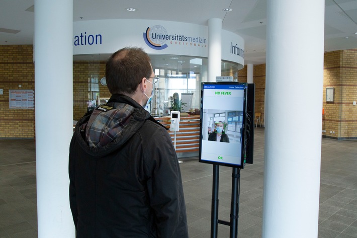 Im Eingangsbereich der Universitätsmedizin Greifswald können Mitarbeiter die berührungslose Fieberkontrolle von DERMALOG durchführen. Weiterer Text über ots und www.presseportal.de/nr/8896 / Die Verwendung dieses Bildes ist für redaktionelle Zwecke honorarfrei. Veröffentlichung bitte unter Quellenangabe: