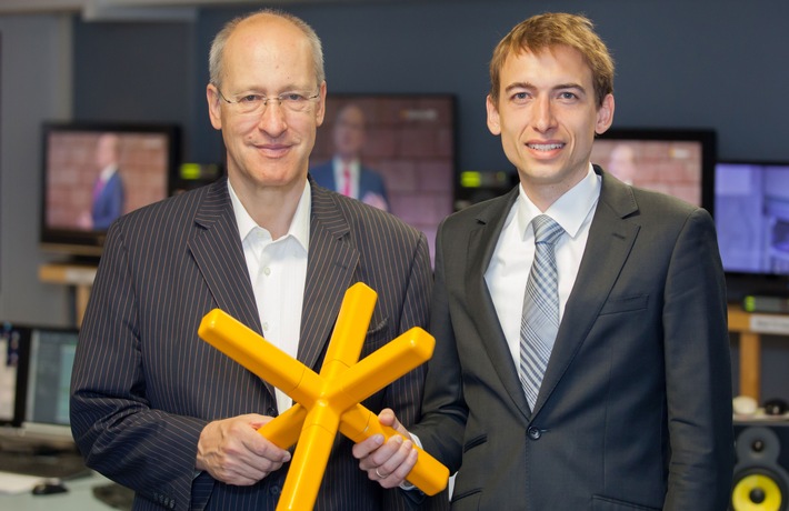 Bibel TV auch in 2019 mit stabilem Wachstum / Mehr Highlights, mehr Partner, mehr ergänzende Angebote - Neues Gottesdienst-Livestreaming-Portal begeistert / Bibel TV Gründer und Hauptgesellschafter Norman Rentrop (links) mit Bibel TV Geschäftsführer Matthias Brender. Copyright: Bibel TV / Weiterer Text über ots und www.presseportal.de/nr/55188 / Die Verwendung dieses Bildes ist für redaktionelle Zwecke honorarfrei. Veröffentlichung bitte unter Quellenangabe: