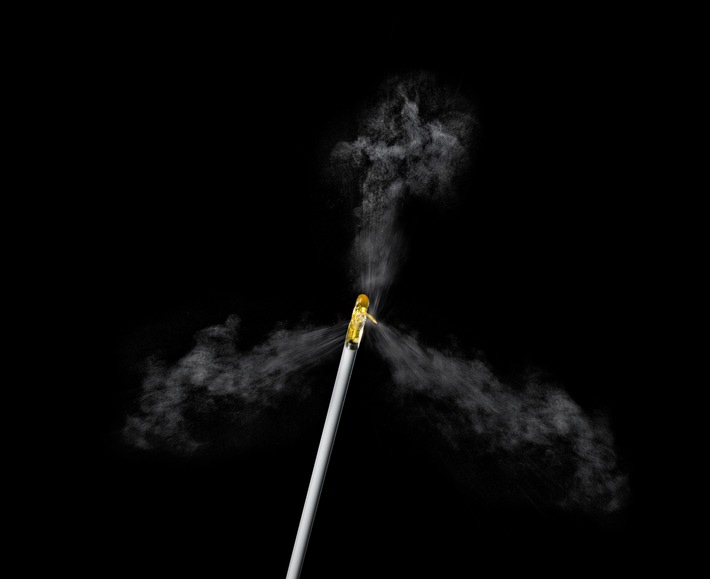 Rezum-Wasserdampftherapie erfolgreich bei gutartiger Prostatavergrößerung / Klinik für Prostata-Therapie erweitert das Spektrum schonender Therapieverfahren bei Prostata-Erkrankungen / Die schematische Darstellung zeigt den Dampfaustritt aus der Spitze der Nadel, die bei einer Rezum-Behandlung durch die Harnröhre in die Prostata geführt wird. Der heiße Wasserdampf tötet das gewucherte Gewebe in der Prostata nach wenigen Wochen ab, und der Urin kann wieder problemlos ablaufen. Weiterer Text über ots und www.presseportal.de/nr/57328 / Die Verwendung dieses Bildes ist für redaktionelle Zwecke honorarfrei. Veröffentlichung bitte unter Quellenangabe: