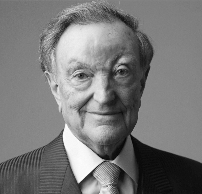 Der Wort & Bild Verlag ehrt einen groÃen Visionär und Vordenker: Der Gründer des Verlags, Rolf Becker, hätte am 5. Juni 2020 seinen 100. Geburtstag gefeiert. Als er 1956 die Apotheken Umschau auf den Markt brachte, hatte die Erstausgabe des Magazins eine Auflage von 50.000 Exemplaren. Heute ist die Apotheken Umschau mit 19 Millionen Leserinnen und Lesern monatlich das reichweitenstärkste Magazin Deutschlands. Weiterer Text über ots und www.presseportal.de/nr/52139 / Die Verwendung dieses Bildes ist für redaktionelle Zwecke honorarfrei. Veröffentlichung bitte unter Quellenangabe: