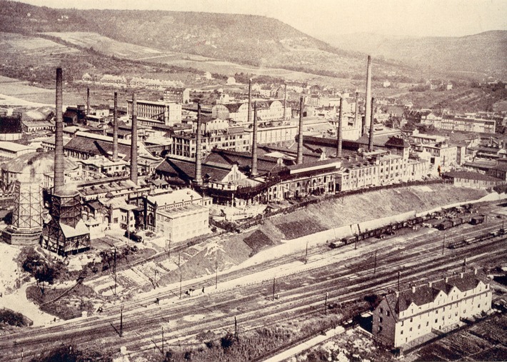 Das Jenaer Glaswerk Schott & Gen. um 1940. Es gehörte bereits damals zu den führenden Spezialglasherstellern weltweit.
Foto: SCHOTT. Weiterer Text über ots und www.presseportal.de/nr/23114 / Die Verwendung dieses Bildes ist für redaktionelle Zwecke honorarfrei. Veröffentlichung bitte unter Quellenangabe: