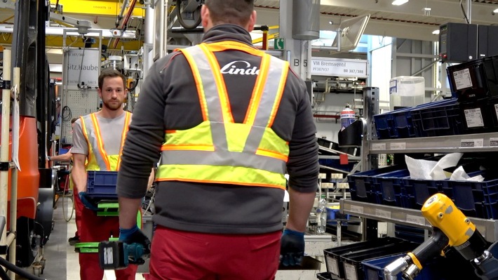 Wie lassen sich die neuen Abstandsregeln wirksam implementieren, ohne dass dabei Arbeitsprozesse aus dem Takt geraten? Eine smarte Antwort darauf liefert Linde Material Handling mit der Sicherheitsdistanzweste. Corona, Abstand, Distanz, Distanz halten, Abstand halten, Covid-19, Regeln Industrie, Warnweste, Weiterer Text über ots und www.presseportal.de/nr/71334 / Die Verwendung dieses Bildes ist für redaktionelle Zwecke honorarfrei. Veröffentlichung bitte unter Quellenangabe: