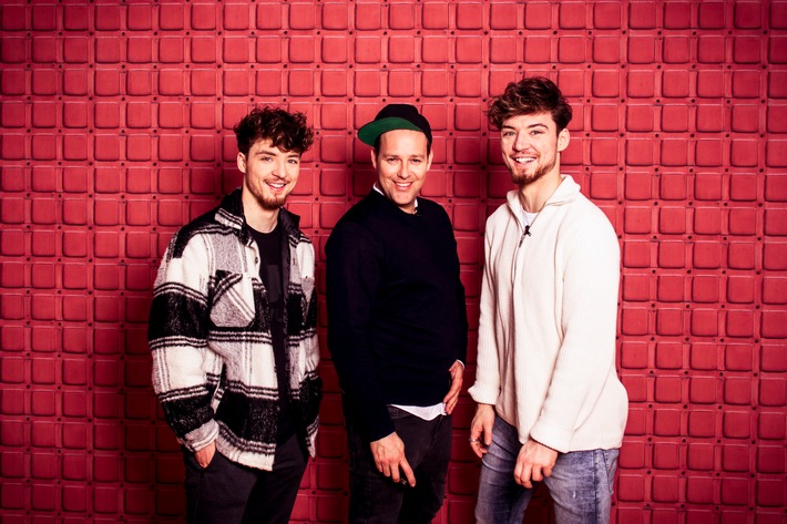 Ben mit Heiko und Roman Lochmann beim Fotoshooting. © KiKA/Press the Button - Honorarfreie Verwendung gemäß AGB im redaktionellen Zusammenhang mit genannter Sendung bei Nennung