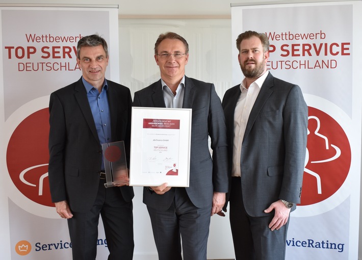 Kai Riedel (links) und Dr. Franz Gresser (rechts), Geschäftsführer ServiceRating GmbH, überreichten Stephan Ninow, Geschäftsführer abcfinance GmbH und abcbank GmbH, 2019 die Auszeichnung. 2020 fand die Verleihung online statt. Weiterer Text über ots und www.presseportal.de/nr/73429 / Die Verwendung dieses Bildes ist für redaktionelle Zwecke honorarfrei. Veröffentlichung bitte unter Quellenangabe: