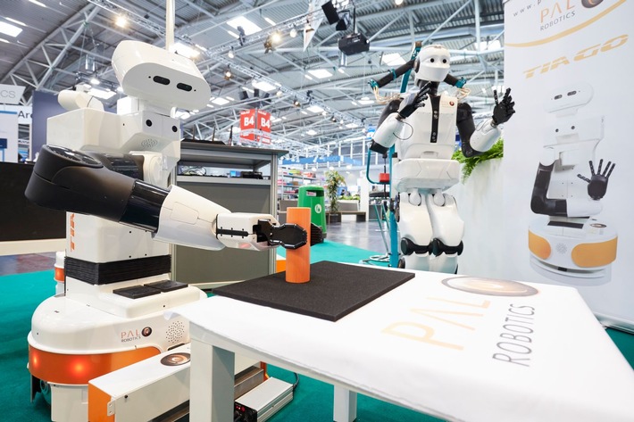 UMFRAGE: Roboter bieten Chancen für COVID-19-Neustart in der Industrie / Die automatica ist der weltweit führende Marktplatz für die automatisierte, intelligente Produktion und findet Corona-bedingt verschoben vom 08. bis 11. Dezember in München statt. Mit den Auswirkungen der Corona-Pandemie auf die Robotik und Automation beschäftigt sich auch die erste Auflage des neuen virtuellen Formats der Weltleitmesse für Robotik und Automation Let's talk by automatica am 9. Juli um 10 Uhr. Die hochkarätig besetzte virtuelle Podiumsdiskussion ist frei zugänglich. Weitere Informationen sowie die Möglichkeit zur Registrierung finden sich unter https://tinyurl.com/yb6lg6pb Weiterer Text über ots und www.presseportal.de/nr/120178 / Die Verwendung dieses Bildes ist für redaktionelle Zwecke honorarfrei. Veröffentlichung bitte unter Quellenangabe: