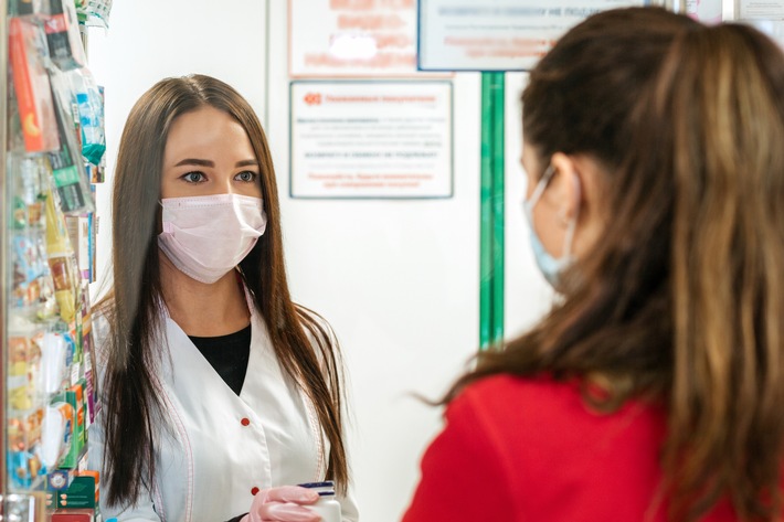 Apotheken-Notdienst: Warum die Apotheke vor Ort so wichtig ist. Eine aktuelle Umfrage des Wort & Bild Verlags anlässlich des Tages der Apotheke zeigt, wie sehr die Deutschen die Serviceleistungen der wohnortnahen Apotheke rund um die Uhr schätzen.
Die Verwendung dieses Bildes ist für redaktionelle Zwecke honorarfrei, es darf jedoch nur im Zusammenhang mit der Pressemeldung und Quellenangabe veröffentlicht werden. Weiterer Text über ots und www.presseportal.de/nr/52139 / Die Verwendung dieses Bildes ist für redaktionelle Zwecke honorarfrei. Veröffentlichung bitte unter Quellenangabe: