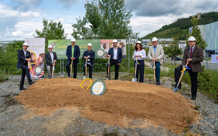 Gaben den Startschuss für den Bau (v.l.n.r.): Christian Bäcker, Direktor Kommunikation & Fundraising McDonald's Kinderhilfe Stiftung, Michael Stange, Prokurist Züblin, PD Dr. Jens Maschmann, medizinischer Vorstand UKJ, Steffi Uecker, Hausleitung Ronald McDonald Haus Jena, Dr. Thomas Nitzsche, Oberbürgermeister Jena, Stephanie Heinze, Direktorin Operations McDonald's Kinderhilfe Stiftung, Volker Blumentritt, Ortsteilbürgermeister Lobeda, Prof. James Beck, Direktor Klinik für Kinder- und Jugendmedizin Weiterer Text über ots und www.presseportal.de/nr/34184 / Die Verwendung dieses Bildes ist für redaktionelle Zwecke honorarfrei. Veröffentlichung bitte unter Quellenangabe: