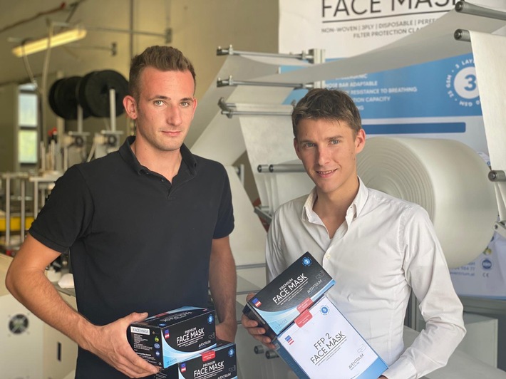 Gesch?ftsf?hrer Dominik Holzner (re.) und Produktionsleiter Patrick Schernthaner (li.) pr?sentieren qualitative Schutzmasken