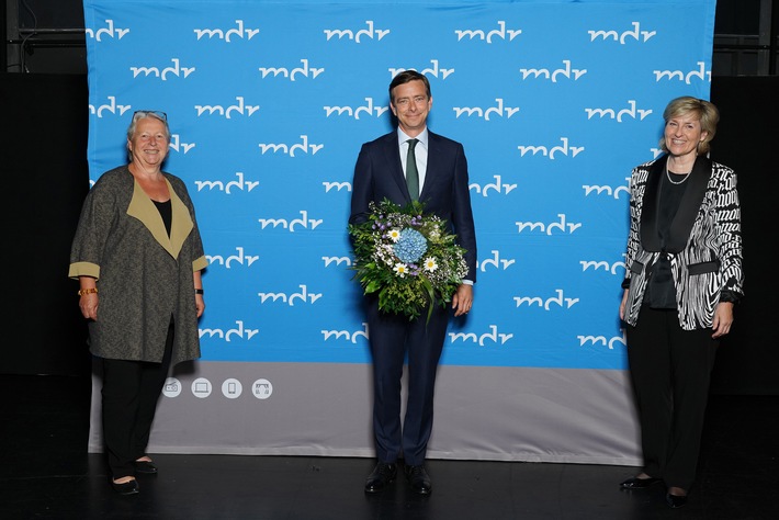 MDR-Rundfunkrat stimmt erneuter Berufung von zwei Direktoren für zweite Amtszeit zu: Ralf Ludwig und Boris Lochthofen / MDR-Rundfunkratssitzung am 06.072020 im Studio 3 der Media City in Leipzig / Gruppenaufnahme unter Wahrung des Mindestabstandes (v.l.): Rundfunkratsvorsitzende Prof. Dr. Gabriele Schade, der bestätigte Direktor des Landesfunkhauses Thüringen Boris Lochthofen und MDR-Intendantin Prof. Dr. Karola Wille / Weiterer Text über ots und www.presseportal.de/nr/7880 / Die Verwendung dieses Bildes ist für redaktionelle Zwecke honorarfrei. Veröffentlichung bitte unter Quellenangabe: