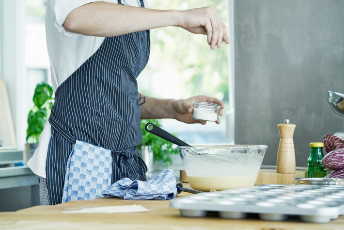 Besser salzarm ernähren: Ein Teelöffel pro Tag reicht. Die Verwendung dieses Bildes ist für redaktionelle Zwecke honorarfrei, es darf jedoch nur im Zusammenhang mit der Pressemeldung und Quellenangabe veröffentlicht werden. Weiterer Text über ots und www.presseportal.de/nr/52678 / Veröffentlichung bitte unter Quellenangabe: