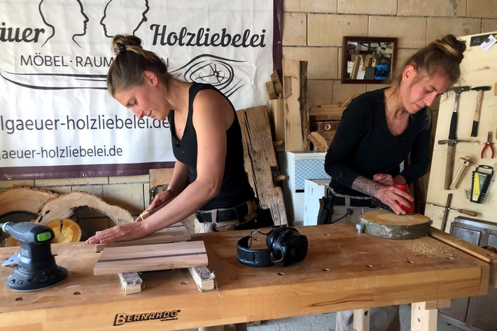 Die Schreinerinnen Ricarda Mayer und Lisa Marie Martach stellen Trendmöbel aus Altholz her. / Nutzung des Bildes nur in Verbindung mit der Sendung inkl. Social Media / Weiterer Text über ots und www.presseportal.de/nr/7840 / Die Verwendung dieses Bildes ist für redaktionelle Zwecke honorarfrei. Veröffentlichung bitte unter Quellenangabe:
