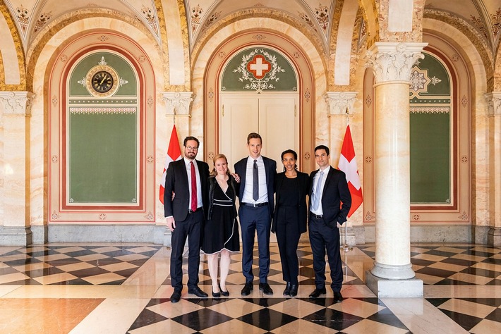 Feierliche Übergabe im EDA im Bundeshaus: Jean-Baptiste Délèze, Cristina Verones, Alexander Schärer, Samira Cizero und Jonas Belina. / Nutzung des Bildes nur in Verbindung mit der Sendung / kein Social Media Weiterer Text über ots und www.presseportal.de/nr/6348 / Die Verwendung dieses Bildes ist für redaktionelle Zwecke honorarfrei. Veröffentlichung bitte unter Quellenangabe:
