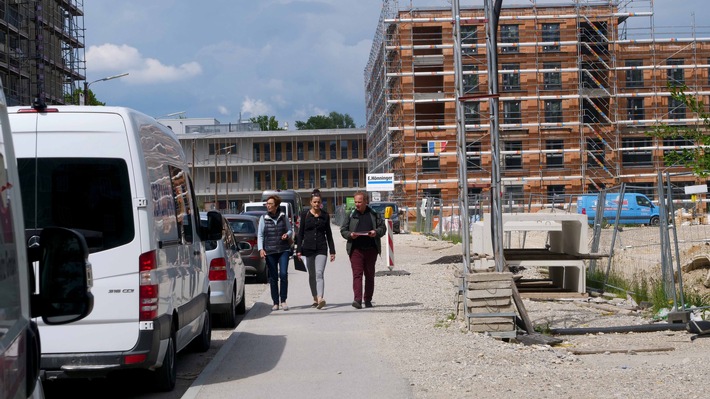 Claus Fincke mit zwei Begleiterinnen im neuen Münchener Quartier