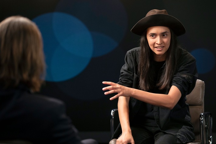 Richard David Precht im Gespräch mit Diana Kinnert, Publizistin und Unternehmerin. / Nutzung des Bildes nur in Verbindung mit der Sendung inkl. Social Media / Weiterer Text über ots und www.presseportal.de/nr/7840 / Die Verwendung dieses Bildes ist für redaktionelle Zwecke honorarfrei. Veröffentlichung bitte unter Quellenangabe: