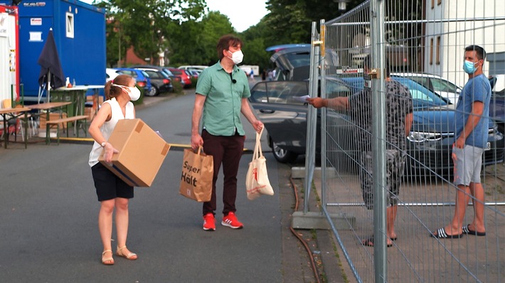 Stanimir M. und Plamena G. verteilen im Rahmen einer Hilfsaktion Sachspenden an die unter Quarantäne gestellten Tönnies-Werksarbeiter in Rheda-Wiedenbrück. / Nutzung des Bildes nur in Verbindung mit der Sendung inkl. Social Media / Weiterer Text über ots und www.presseportal.de/nr/7840 / Die Verwendung dieses Bildes ist für redaktionelle Zwecke honorarfrei. Veröffentlichung bitte unter Quellenangabe: