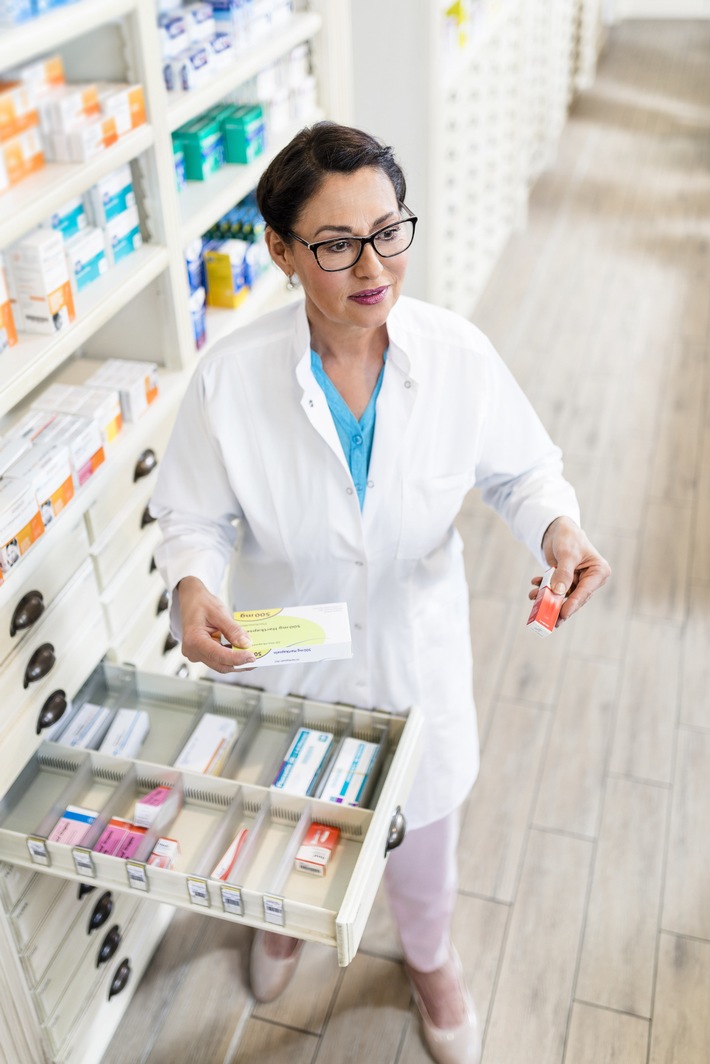 Seit 2019 haben bundesweit mehr als 12.000 Apothekeninhaber auf dem Portal www.dav-app.de ihr Interesse gezeigt, eine Patienten-App des DAV zur Übertragung und Verwaltung von E-Rezepten zu unterstützen. Das Registrierungsportal für das Pilotprojekt geht nun einen Schritt weiter: Auf www.mein-apothekenportal.de können sich die selbständigen Apotheker in Berlin und Brandenburg mit ihren vollständigen Kontaktdaten und weiteren Angaben zu den Leistungen ihrer Apotheke registrieren und diese später auch selbst verwalten. Weiterer Text über ots und www.presseportal.de/nr/7002 / Die Verwendung dieses Bildes ist für redaktionelle Zwecke honorarfrei. Veröffentlichung bitte unter Quellenangabe: