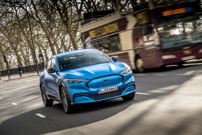 Die Akustik-Experten des Bang & Olufsen (B&O)-Mutterkonzerns Harman haben den Innenraum des Mustang Mach-E umfassend analysiert und vor allem die geänderten Rahmenbedingungen berücksichtigt, die mit einem Elektrofahrzeug einhergehen: Der Entfall eines konventionellen Motorgeräuschs lässt andere Geräuschquellen stärker in den Vordergrund treten. Die Ingenieure nutzten die Steilvorlage, die der außergewöhnlich ruhige Innenraum auch während der Fahrt bietet, und kreierten eine Sound-Atmosphäre von beeindruckender Klarheit. Sie reicht nah an die Qualität eines High-Fidelity-Heimsystems heran und spiegelt auch mit ihrer satten Wiedergabe von Bässen die wahre Intention der Musikkünstler sehr authentisch wider. Weiterer Text über ots und www.presseportal.de/nr/6955 / Die Verwendung dieses Bildes ist für redaktionelle Zwecke honorarfrei. Veröffentlichung bitte unter Quellenangabe: