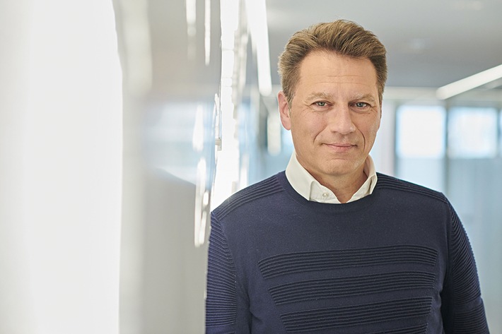 Klaus Engberding, CEO der EOS Gruppe, freut sich über ein erfolgreiches Geschäftsjahr 2019/20. Weiterer Text über ots und www.presseportal.de/nr/42902 / Die Verwendung dieses Bildes ist für redaktionelle Zwecke honorarfrei. Veröffentlichung bitte unter Quellenangabe: