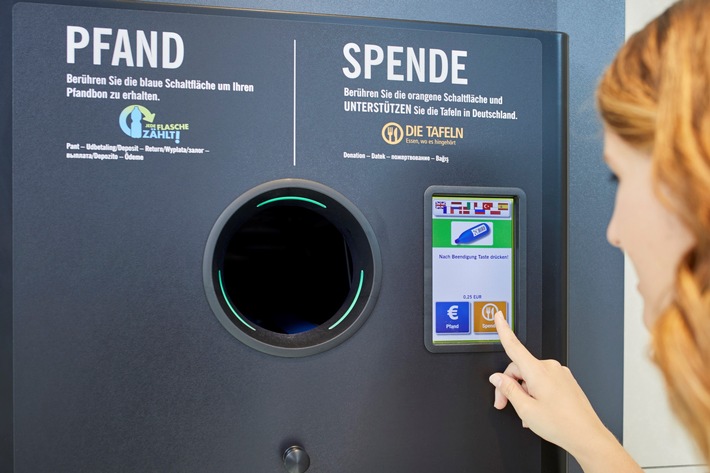 Lidl-Kunden spenden 20 Million für die Tafeln am Pfandautomaten. Weiterer Text über ots und www.presseportal.de/nr/58227 / Die Verwendung dieses Bildes ist für redaktionelle Zwecke honorarfrei. Veröffentlichung bitte unter Quellenangabe: