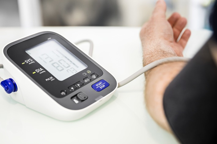 Blutdruckmessgerät in der Apotheke: Zu den überwachungspflichtigen Medizinprodukten in den Apotheken gehören aktive Medizinprodukte wie elektrische Milchpumpen, aktive Insulin-Pens, Inhalations- und Atemtherapiegeräte, Bettnässertherapiegeräte sowie halb- und vollautomatische Blutdruckmessgeräte. Jährlich werden etwa 1,6 Millionen erfassungspflichtige Medizinprodukte in den 19.000 Apotheken abgegeben. Weiterer Text über ots und www.presseportal.de/nr/7002 / Die Verwendung dieses Bildes ist für redaktionelle Zwecke honorarfrei. Veröffentlichung bitte unter Quellenangabe: