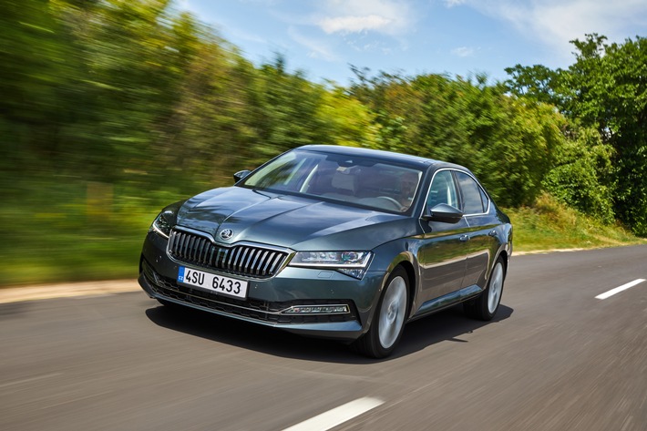 SKODA stattet den SUPERB mit einem neuen Einstiegsdiesel aus: Der 2,0 TDI mit 7-Gang-Direktschaltgetriebe leistet 90 kW (122 PS) und ist für die Ausstattungslinien Active und Ambition erhältlich. Er erfüllt die Abgasnorm Euro6d. / SKODA SUPERB mit neuem 2,0 TDI 90 kW (122 PS) und erweiterter Ausstattungsvielfalt / Weiterer Text über ots und www.presseportal.de/nr/28249 / Die Verwendung dieses Bildes ist für redaktionelle Zwecke honorarfrei. Veröffentlichung bitte unter Quellenangabe: