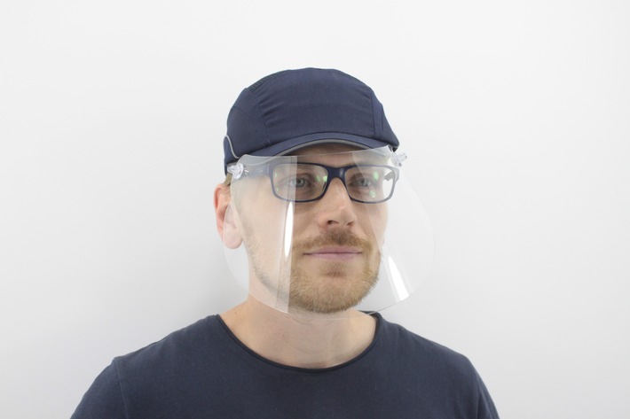 Arbeitsschutz mit Durchblick: Flexibles Schutzvisier zum Klappen von Vizzii. Gut durchlüftet, pflegeleicht und auch für Brillenträger geeignet. Weiterer Text über ots und www.presseportal.de/nr/146227 / Die Verwendung dieses Bildes ist für redaktionelle Zwecke honorarfrei. Veröffentlichung bitte unter Quellenangabe: