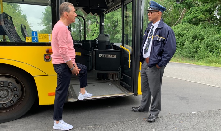 Busfahrer Otto Karl Schneider ist Deutscher. Warum ihn der alltägliche Rassismus so kränkt, erzählt er Michel Friedman im Gespräch. FOTO: © WeltN24 GmbH Weiterer Text über ots und www.presseportal.de/nr/13399 / Die Verwendung dieses Bildes ist für redaktionelle Zwecke honorarfrei. Veröffentlichung bitte unter Quellenangabe: