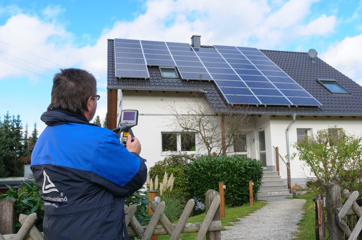 Wartung von Solaranlagen. Foto: TÜV Rheinland. Weiterer Text über ots und www.presseportal.de/nr/31385 / Die Verwendung dieses Bildes ist für redaktionelle Zwecke honorarfrei. Veröffentlichung bitte unter Quellenangabe: