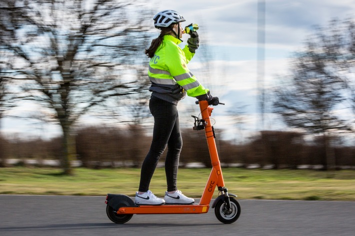 Gefährlicher Leichtsinn der Fahrerin des eScooters: Nur mit einer Hand am Lenkrad und durch das Trinken abgelenkt / Studie von ADAC und ÖAMTC zeigt: Nebentätigkeiten haben immer negative Auswirkungen auf das Fahrverhalten - egal ob als Auto-, Rad- oder eScooterfahrer. Weiterer Text über ots und www.presseportal.de/nr/7849 / Die Verwendung dieses Bildes ist für redaktionelle Zwecke honorarfrei. Veröffentlichung bitte unter Quellenangabe: