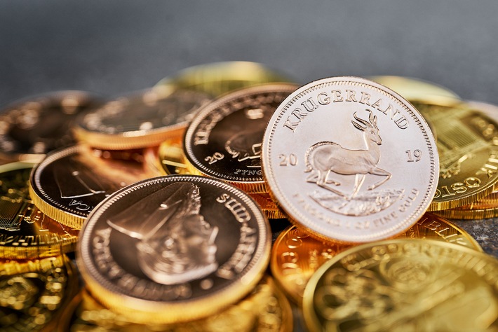 Folgende Goldmünzen im Feingewicht von jeweils einer Unze können angespart werden: Wiener Philharmoniker (Österreich), Krügerrand (Südafrika), Maple Leaf (Kanada) und Känguru (Australien). Zur Auswahl stehen des Weiteren zwei Goldbarren der Firma Heraeus in den Gewichtseinheiten eine Unze und 100 Gramm. Bild ausschließlich zur redaktionellen Nutzung. / Weiterer Text über ots und www.presseportal.de/nr/77386 / Die Verwendung dieses Bildes ist für redaktionelle Zwecke unter Beachtung ggf. genannter Nutzungsbedingungen honorarfrei. Veröffentlichung bitte mit Bildrechte-Hinweis.