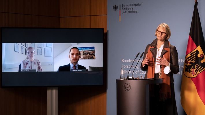 Bundesministerin Anja Karliczek auf einer gemeinsamen Pressekonferenz mit Prof. Dr. Sandra Ciesek und Dr. Christoph Spinner. / Weiterer Text über ots und www.presseportal.de/nr/67245 / Die Verwendung dieses Bildes ist für redaktionelle Zwecke unter Beachtung ggf. genannter Nutzungsbedingungen honorarfrei. Veröffentlichung bitte mit Bildrechte-Hinweis.