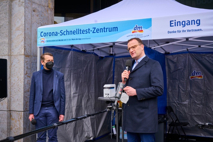 Christoph Werner, Vorsitzender der dm-Geschäftsführung, und Bundesgesundheitsminister Jens Spahn eröffnen das 100. dm Corona-Schnelltest-Zentrum in Berlin. / Weiterer Text über ots und www.presseportal.de/nr/50659 / Die Verwendung dieses Bildes ist für redaktionelle Zwecke unter Beachtung ggf. genannter Nutzungsbedingungen honorarfrei. Veröffentlichung bitte mit Bildrechte-Hinweis.