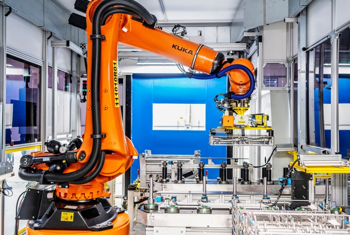 SKODA AUTO setzt im Werk Vrchlabí Smart-Handling-Roboter ein. Dieser entnimmt die Rohteile aus den Behältern und platziert sie auf dem Zuführband der Bearbeitungsmaschine. Anschließend entnimmt er die bearbeiteten Getriebeteile und legt sie in einen Transportkorb. / Weiterer Text über ots und www.presseportal.de/nr/28249 / Die Verwendung dieses Bildes ist für redaktionelle Zwecke unter Beachtung ggf. genannter Nutzungsbedingungen honorarfrei. Veröffentlichung bitte mit Bildrechte-Hinweis.