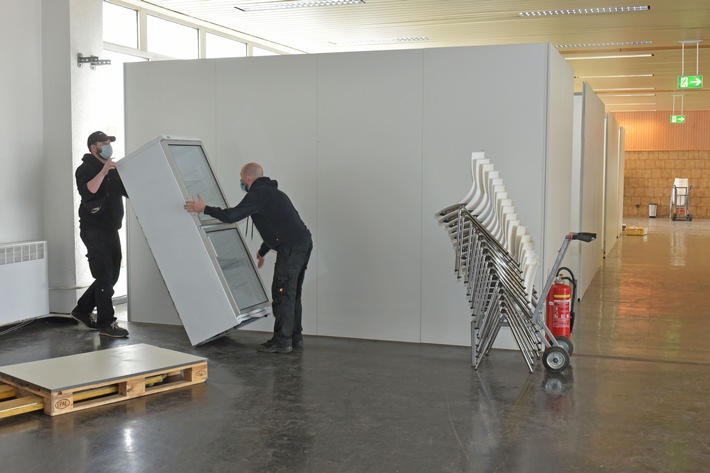 Anlieferung Medizinischer Kühlschrank Impfzentrum Ford / Weiterer Text über ots und www.presseportal.de/nr/6955 / Die Verwendung dieses Bildes ist für redaktionelle Zwecke unter Beachtung ggf. genannter Nutzungsbedingungen honorarfrei. Veröffentlichung bitte mit Bildrechte-Hinweis.