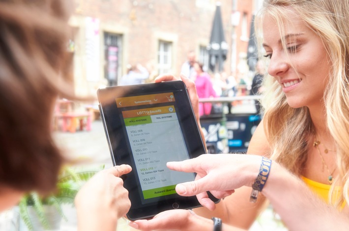 Ein Tipper aus dem Raum Dortmund knackte am vergangenen Samstag (24. September) mit einem Vollsystemschein den Jackpot bei LOTTO 6aus49. Für seine Glückszahlen erhält er exakt 9.783.563,50 Euro.
Foto: © Schlag und Roy GmbH / Weiterer Text über ots und www.presseportal.de/nr/62773 / Die Verwendung dieses Bildes ist für redaktionelle Zwecke unter Beachtung ggf. genannter Nutzungsbedingungen honorarfrei. Veröffentlichung bitte mit Bildrechte-Hinweis.