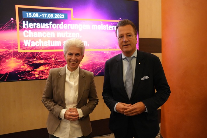 Dr. Marie-Agnes-Strack-Zimmermann (FDP), Verteidigungspolitikerin und Bundestagsabgeordnete, und Markus Jerger, Vorsitzender des Bundesverbandes Der Mittelstand. BVMW, bei der BVMW-Bundestagung. / Weiterer Text über ots und www.presseportal.de/nr/51921 / Die Verwendung dieses Bildes ist für redaktionelle Zwecke unter Beachtung ggf. genannter Nutzungsbedingungen honorarfrei. Veröffentlichung bitte mit Bildrechte-Hinweis.