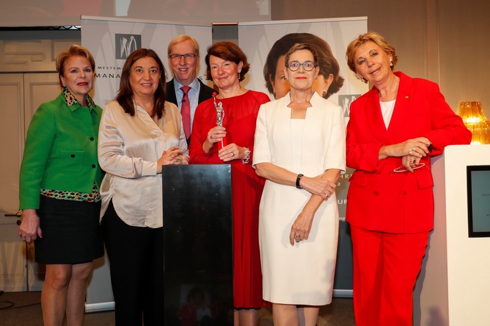 Foto 2
Berlin/Gütersloh, 23. September 2022 (v. r. n. l.) Festrednerin Dr. h.c. Maria Freifrau von Welser, Publizistin und TV-Journalistin der UNICEF Deutschland und Komiteemitglied sowie Vizevorstand der Lea-Ackermann-Stiftung, Laudatorin Simone Menne, Präsidentin American Chamber of Commerce in Germany e.V. und Multi-Aufsichtsrätin, Preisträgerin MESTEMACHER PREIS MANAGERIN DES JAHRES 2022 Astrid Teckentrup, Vorsitzende der Geschäftsführung von Procter & Gamble, Albert Detmers, Mestemacher-Gruppe, Geschäftsführender Gesellschafter in der Schittenhelm Vermögens-GmbH, Ekin Deligöz, Parlamentarische Staatssekretärin, und Prof. Dr. Ulrike Detmers, Initiatorin und Vorsitzende der Auswahlkommission MESTEMACHER PREIS MANAGERIN DES JAHRES. / Weiterer Text über ots und www.presseportal.de/nr/51886 / Die Verwendung dieses Bildes ist für redaktionelle Zwecke unter Beachtung ggf. genannter Nutzungsbedingungen honorarfrei. Veröffentlichung bitte mit Bildrechte-Hinweis.