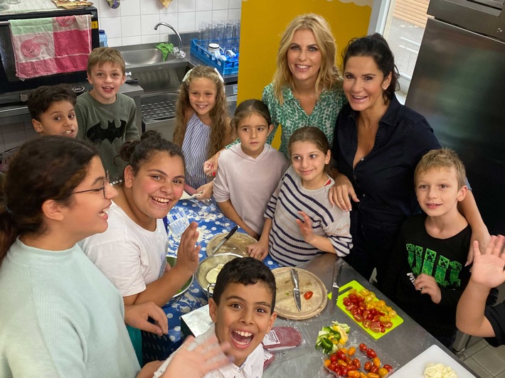 Schauspielerin Mariella Ahrens und Moderatorin Tanja Bülter mit den RTL-Kinderhaus-Kindern beim gemeinsamen Kochen / Weiterer Text über ots und www.presseportal.de/nr/21386 / Die Verwendung dieses Bildes ist für redaktionelle Zwecke unter Beachtung ggf. genannter Nutzungsbedingungen honorarfrei. Veröffentlichung bitte mit Bildrechte-Hinweis.